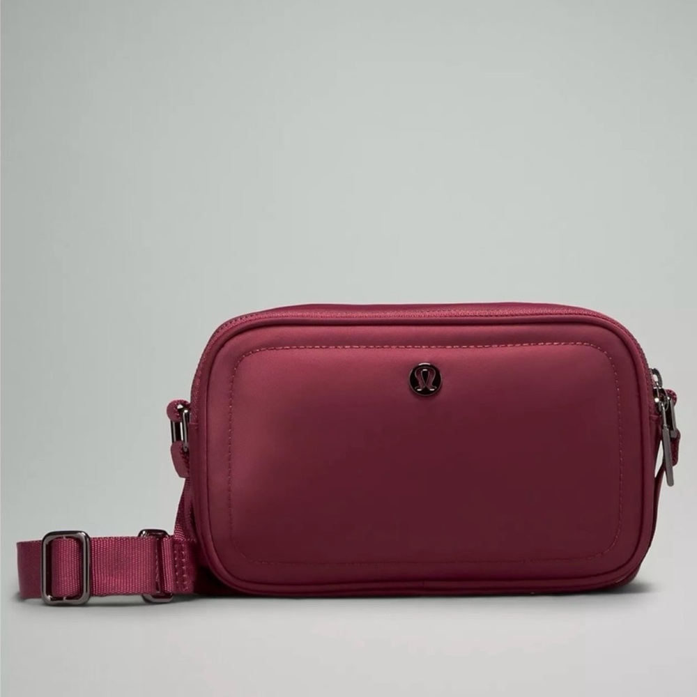 Lululemon - Crossbody Camera Bag 2L Wine Berry